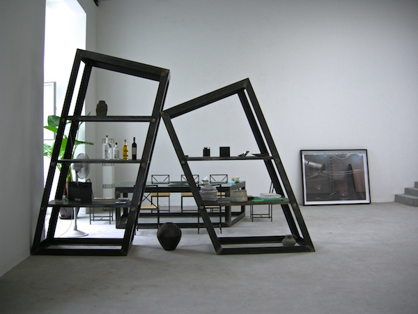 两个相等体积相依在一起，构成一个大写的“人”。这件作品寓意平等的男女关系。