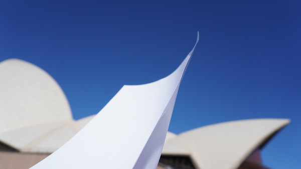 December 10, 2022, World Human Rights Day. Xiao Lu participated in the Human Rights Day march organized by the Iranian Society in Sydney. Afterwards, She came to the Sydney Opera House and held up a piece of A4 white paper to express her support for China’s “White Paper Movement”.