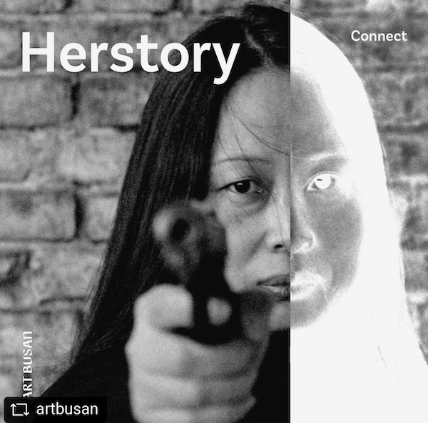 HERSTORY”板块聚焦亚洲当代艺术第一代女性艺术家，展示了60件具有博物馆品质的第一代当代艺术作品，探索草间弥生、郑康佳和肖鲁的作品，以及辛迪.谢尔曼、珍妮.霍尔泽、和琪琪.斯密丝等西方顶尖女性艺术家的作品。