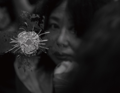 是什么力量，促使一个女人，拿起了本该一辈子都不会拿起的东西？

      “枪”。无论如何，这个东西不应该成为她情感的注脚。