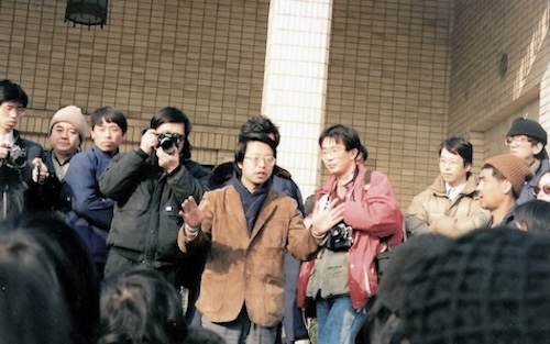 1989年2月5日，肖鲁在“中国现代艺术展”开幕后大约两小时，向自己的装置作品《对话》开了两枪。肖鲁的作品位于中国美术馆的一楼东厅的进门左侧，处于最为显眼的地方。