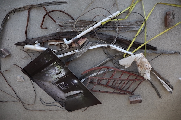 Rubble from Melbourne construction site was placed in the exhibition space at Mars Gallery, using a photo of Xin Jian  villages in Beijing at the end of 2017 to symbolize this historical witness of the cleaning away the have-not end of the  population.