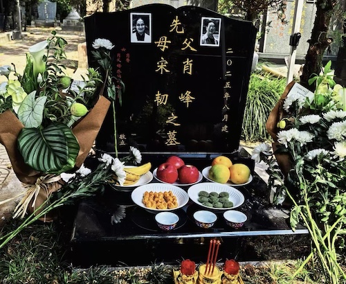 爸爸妈妈；这个世界上最爱我的人走了。身体与精神像被抽空一样的窒息。2025年3月1日，妈妈走了！2025年7月8日爸爸走了！他们吵了一辈子，爱了一辈子，所有的恩怨，在他们下葬那一刻，化作尘土，长眠于杭州南山陵园的墓穴里，他们相守在一起。
